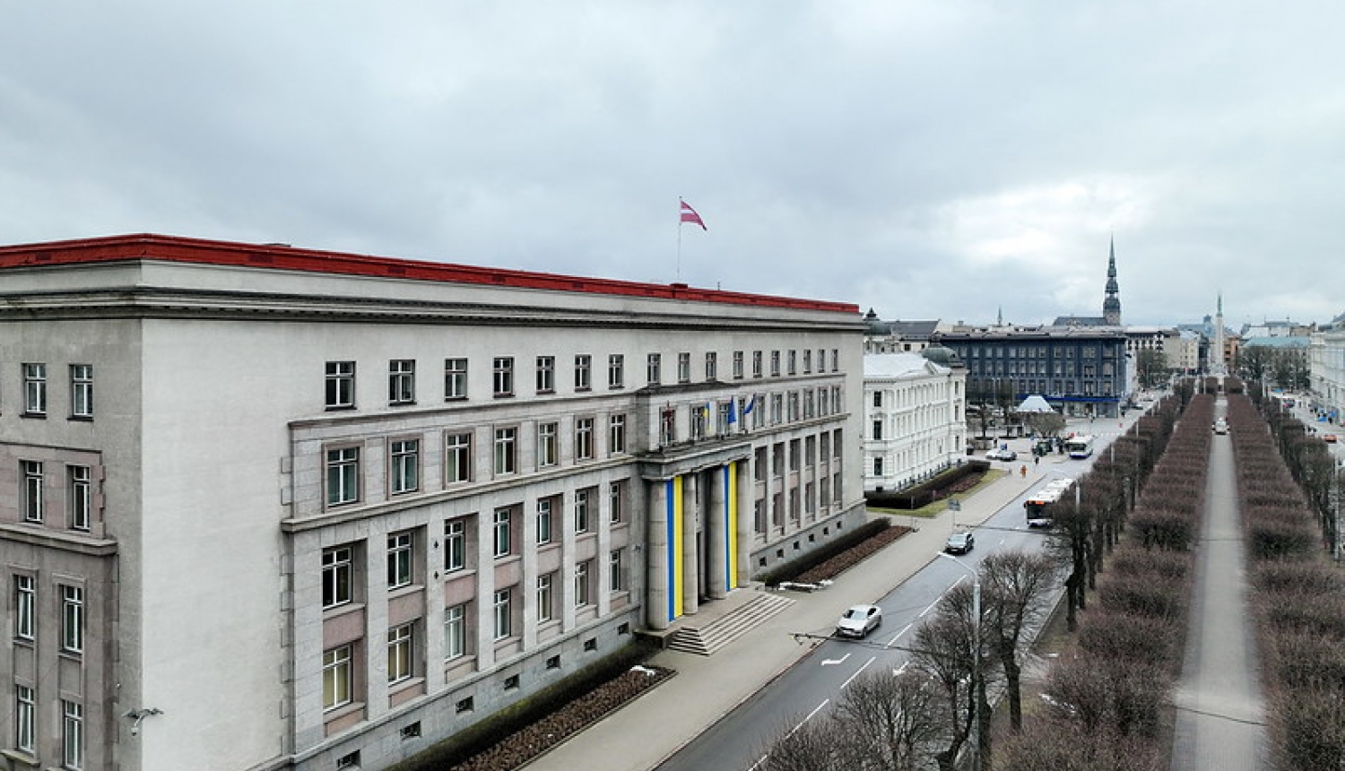 Ministru kabineta ēka ar Ukrainas karogiem