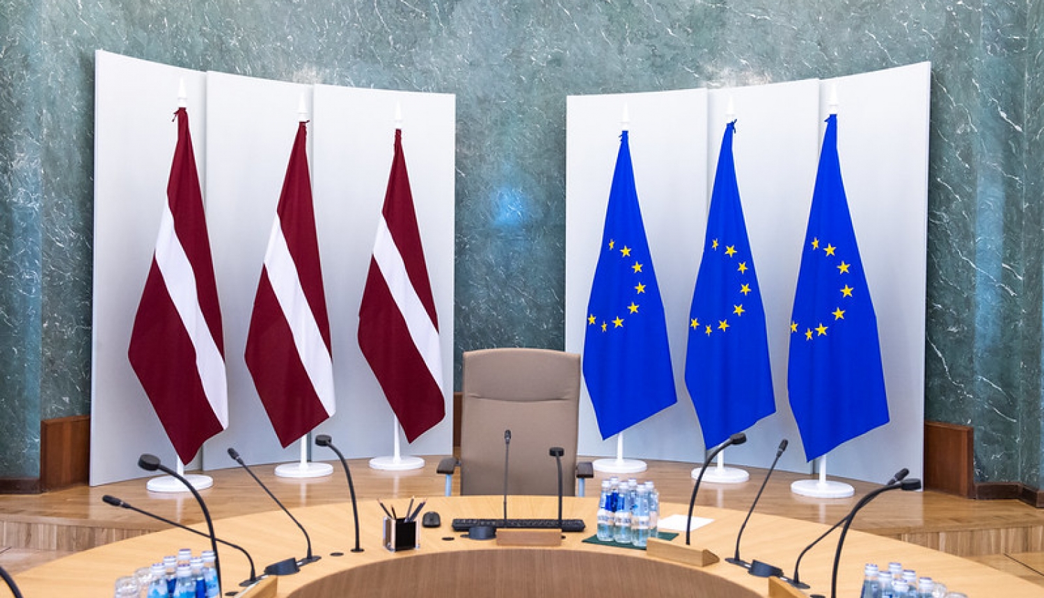 Foto: Ministru kabineta zaļā zāle ar Latvijas un ES karogiem