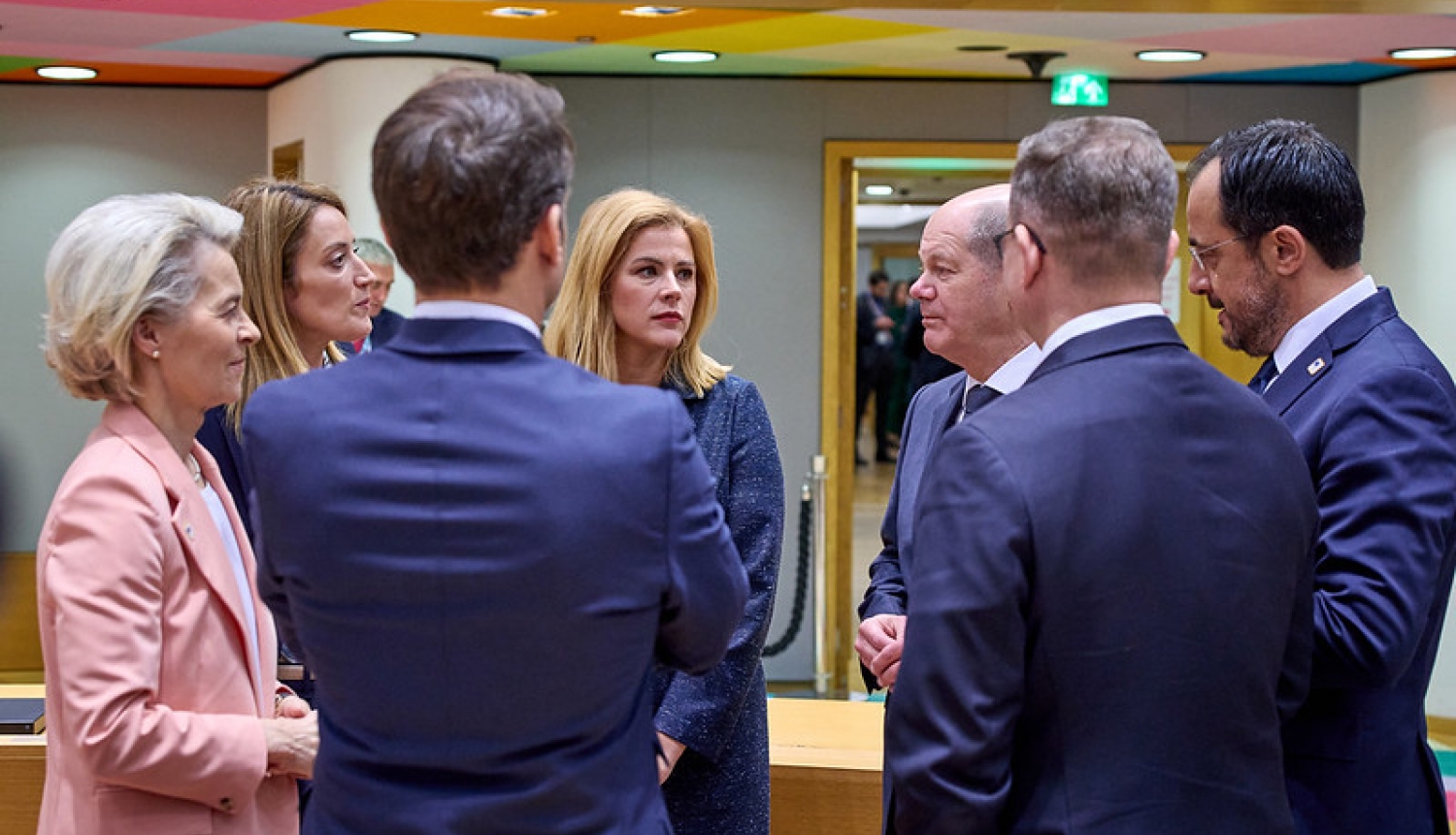 Ministru prezidente Evika Siliņa Briselē, Eiropadomē stāv kopā ar citu ES valstu līderiem. Bildē redzams Vācijas kanclers Olafs Šolcs, EK priekšsēdētāja Urzula fon der Leiena,  ES parlamenta prezidente Roberta Metsola. 
