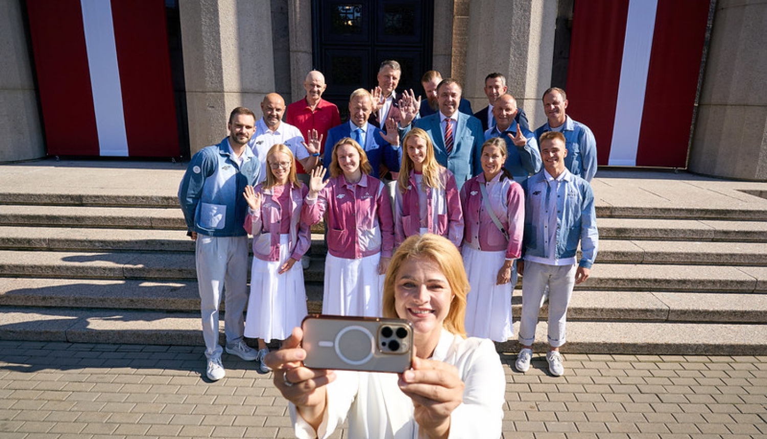Ministru prezidente Evika Siliņa ar olimpiešiem pie Ministru kabineta ēkas