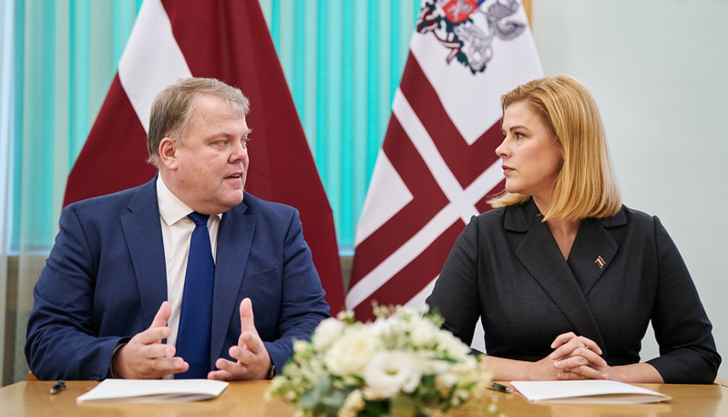 Ministru prezidente Evika Siliņa paraksta vienošanās un domstarpību protokolu ar pašvaldību savienību.