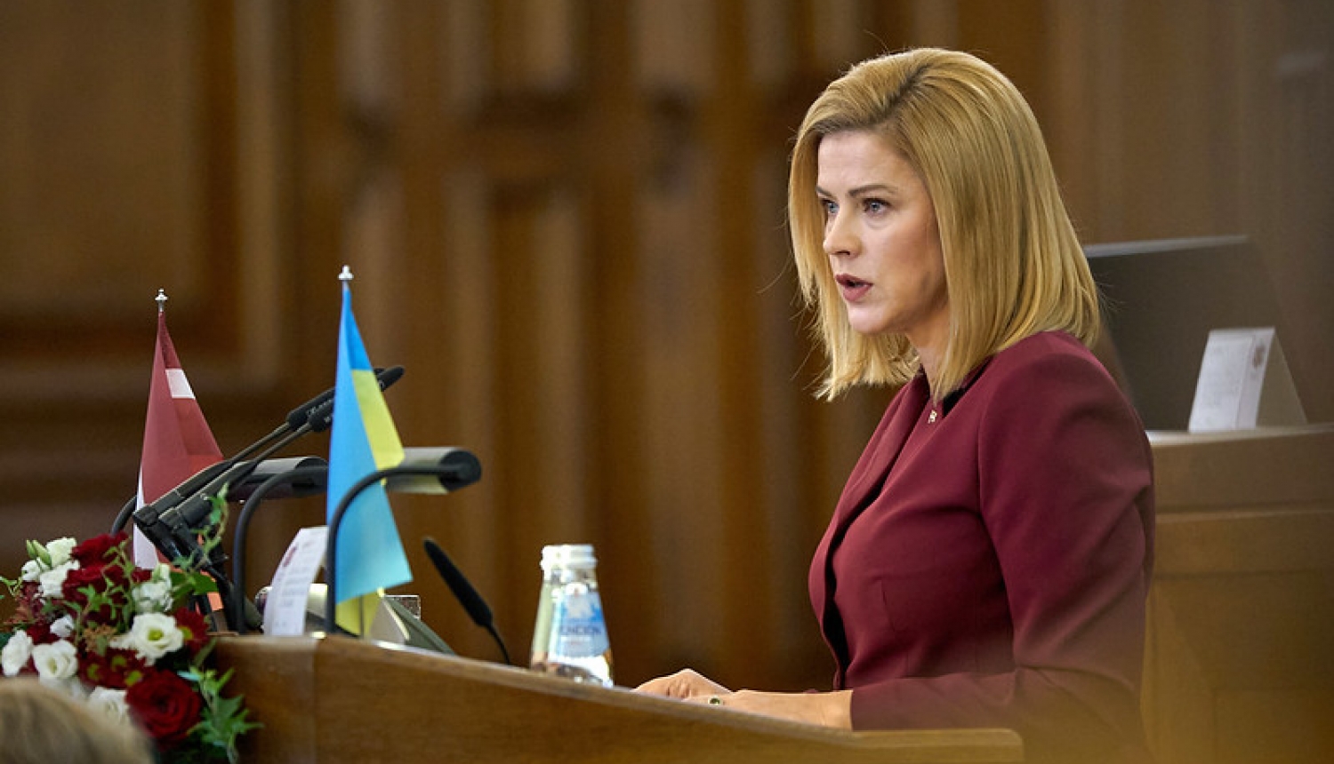 Ministru prezidente Evika Siliņa Saeimas sēžu zālē runā no tribīnes.
