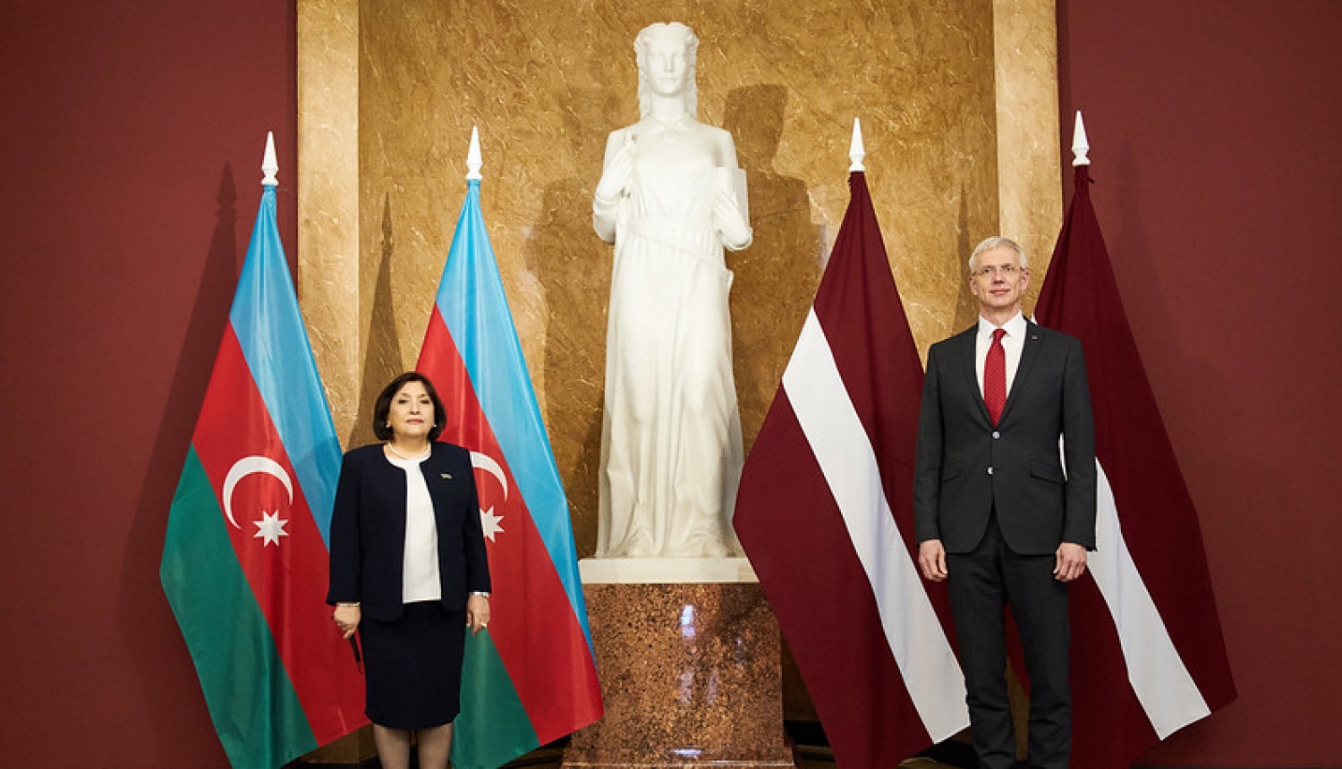 Ministru prezidents Krišjānis Kariņš un  Azerbaidžānas parlamenta priekšsēdētāja Sahiba Gafarova