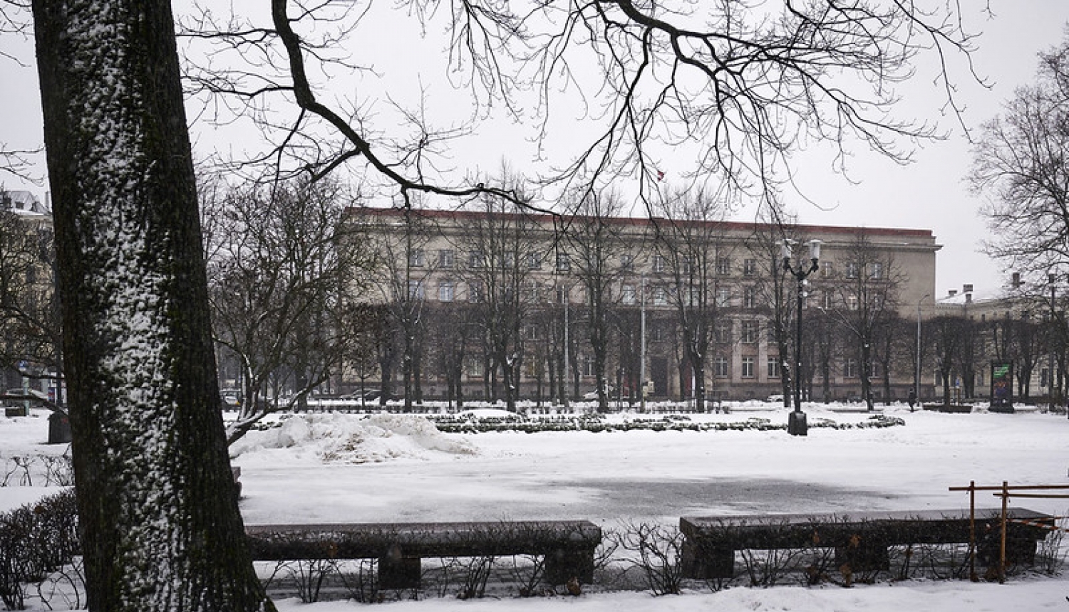 Ministru kabineta un Valsts kancelejas ēka ziemā. 