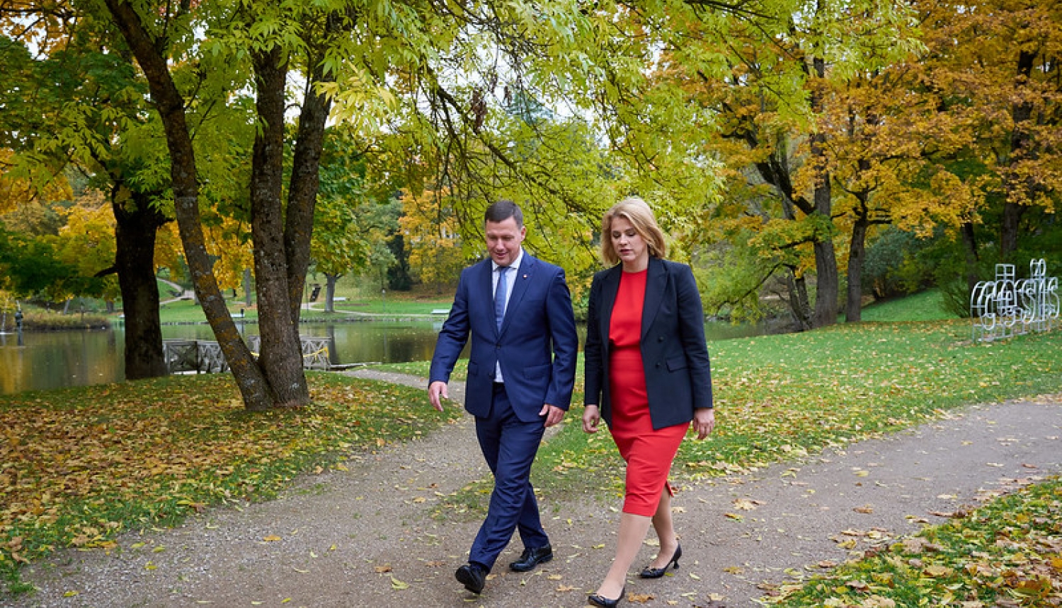 Ministru prezidente Evika Siliņa un Cēsu novada domes priekšsēdētājs Jānis Rozenbergs sarunājas pastaigājoties pa parku Cēsīs