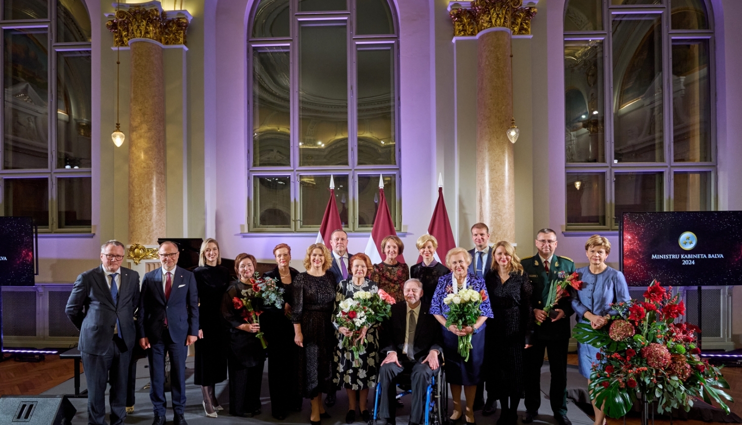 Ministru kabineta balvas saņēmēji kopā ar Ministru prezidenti Eviku Siliņu un ministriem