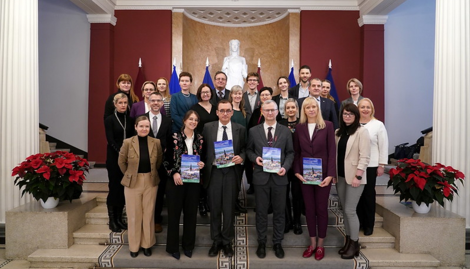 Grupas fotogrāfija no OECD prezentācijas par projekta “Zināšanās balstītas rīcībpolitikas kapacitātes veicināšana pēcpandēmijas Eiropā” rezultātiem