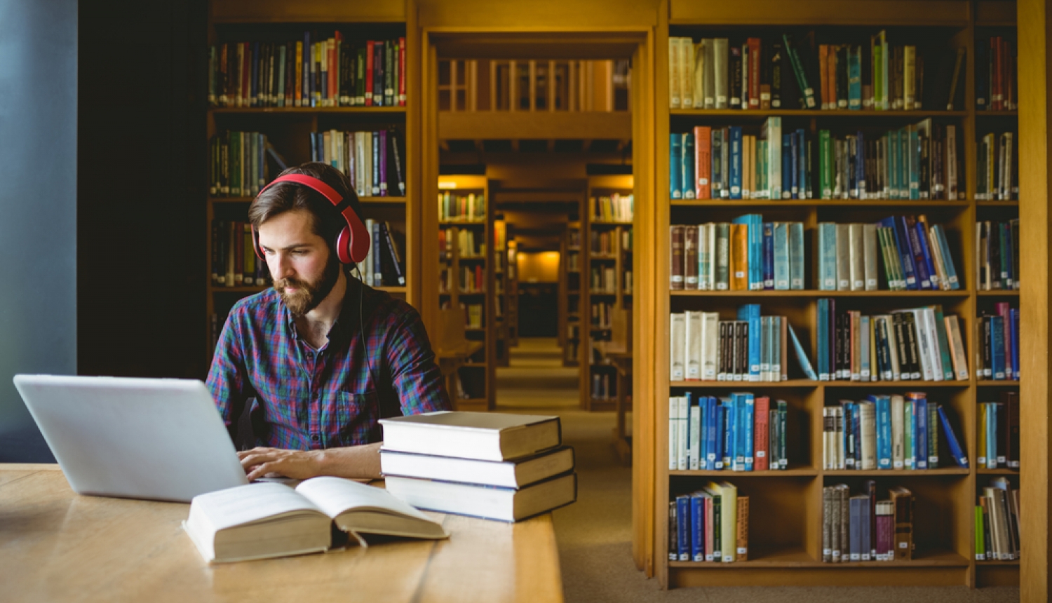 Students bibliotēkā