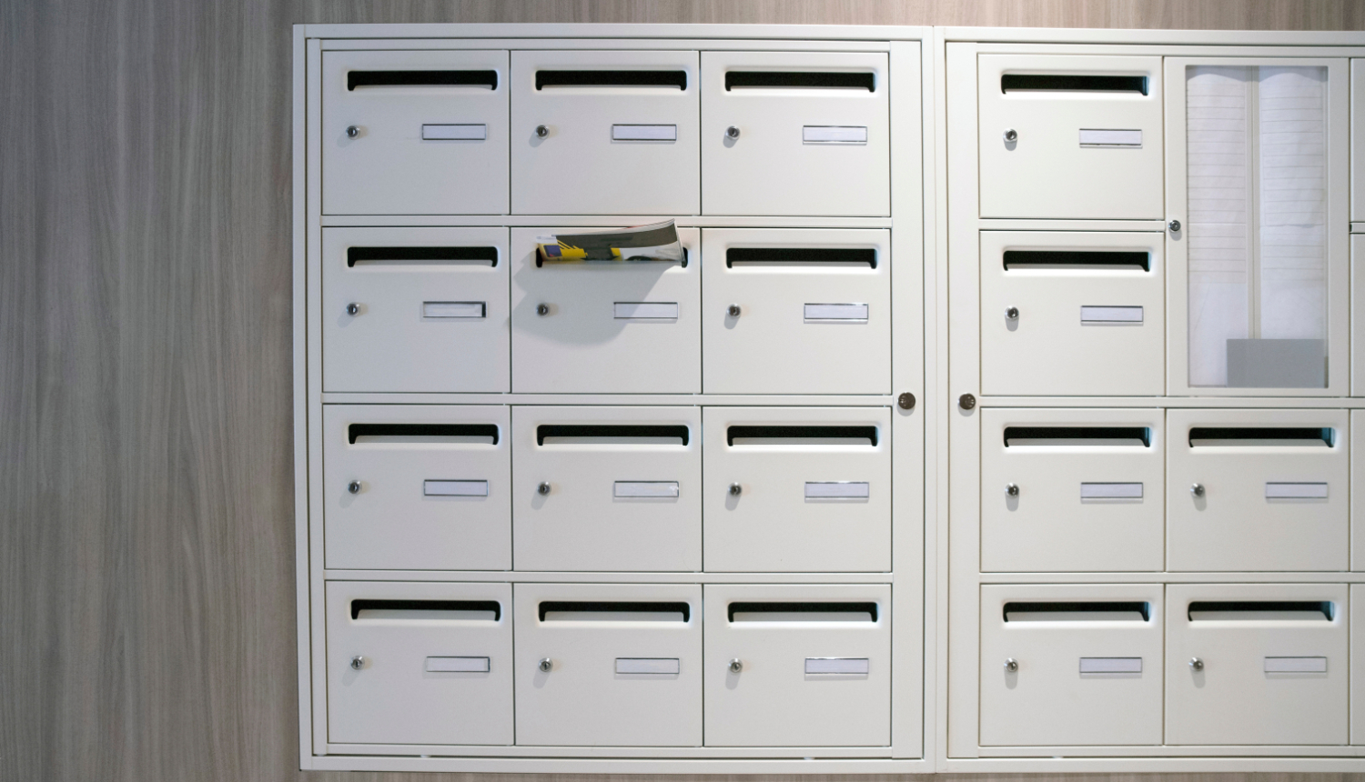 Metāla pastkastes ēkā pie sienas