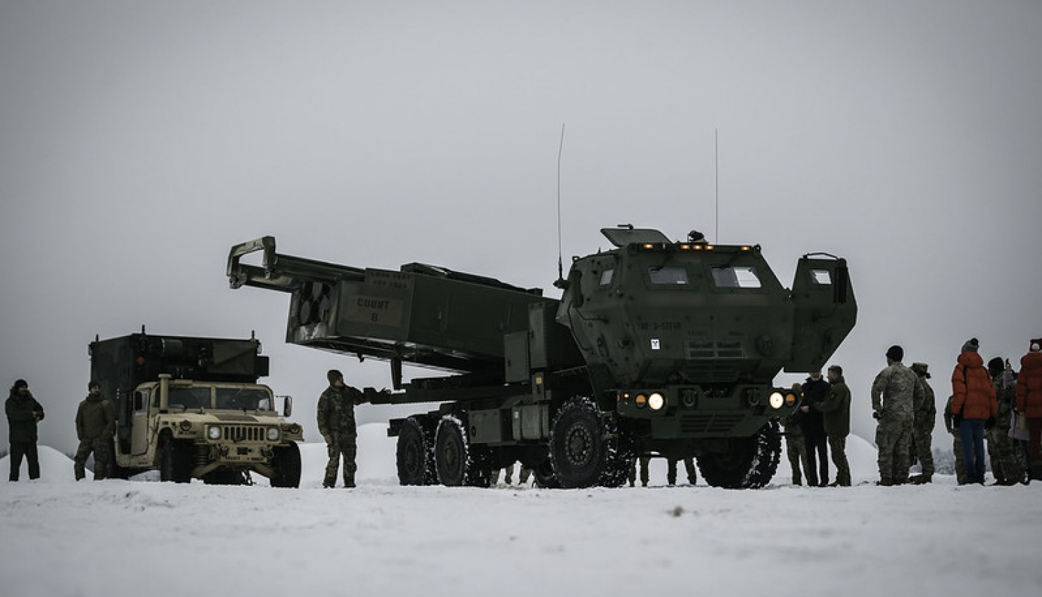 Foto no starptautiskām militārām mācībām Winter Shield 2023, kuru laikā Ādažu poligonā sadarbībā ar ASV bruņotajiem spēkiem notiek augstas mobilitātes raķešu artilērijas sistēmas HIMARS darbības demonstrācija