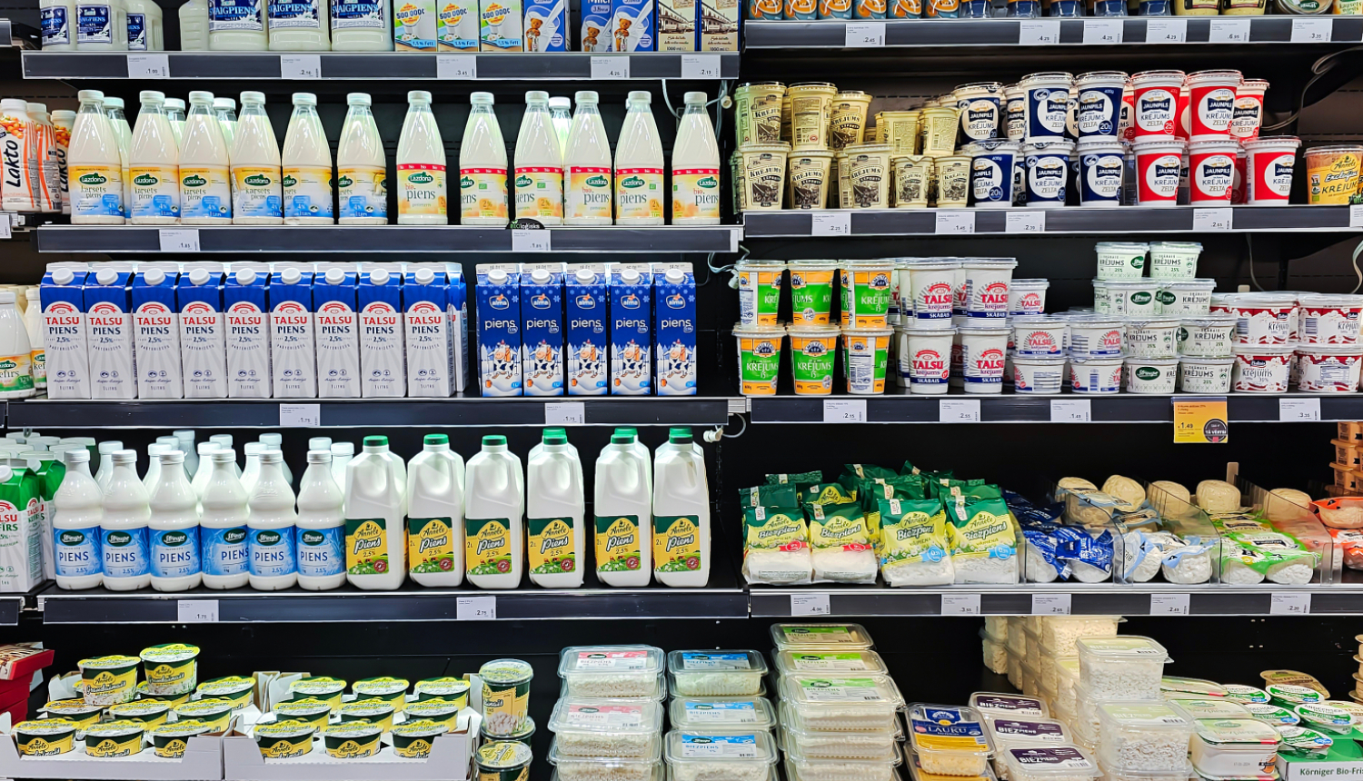 Piena produkti izkārtoti veikala plauktā