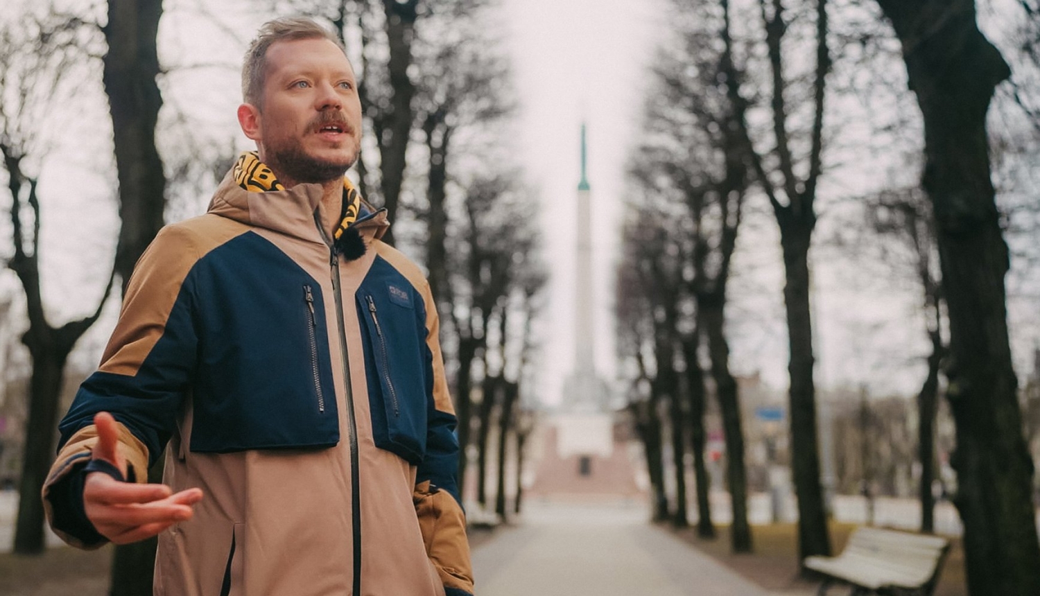 Ekrānšāviņš no video, kur redzams Ralfs Eilands. Fonā aleja Brīvības bulvārī un Brīvības piemineklis. 