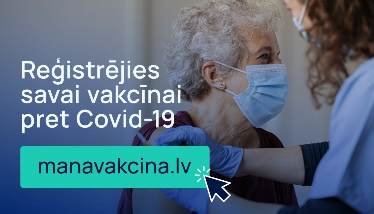 Sieviete ar masku tiek vakcinēta