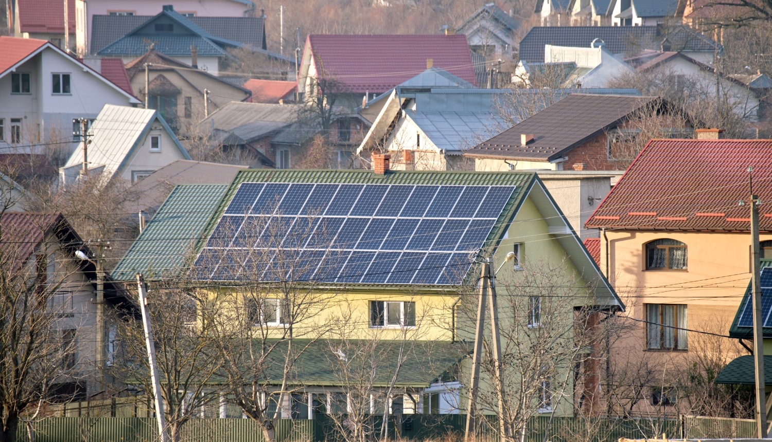 Saules paneļi izvietoti uz dzīvojamās ēkas jumta