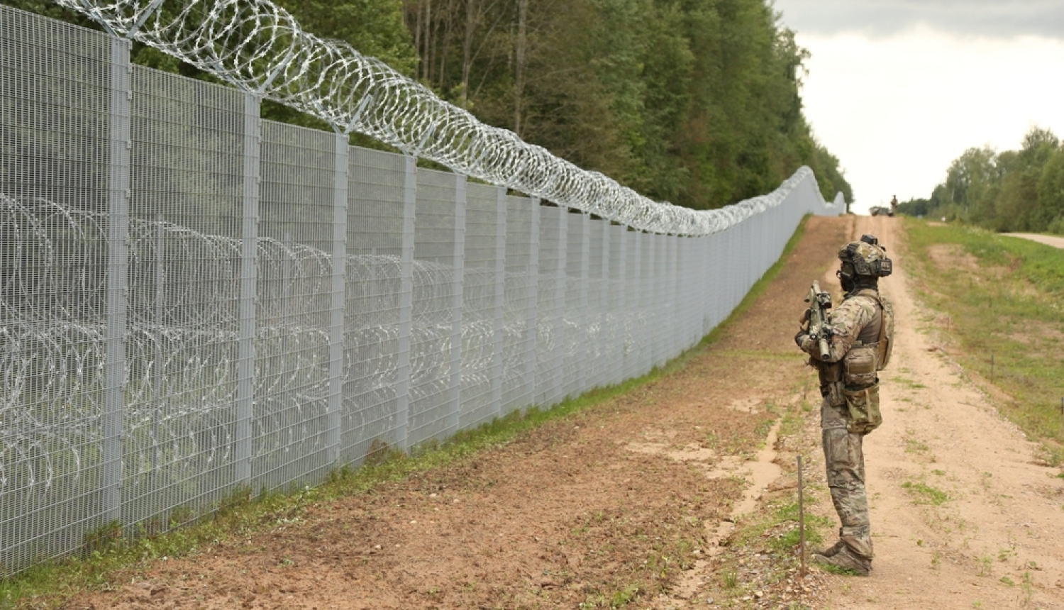 Robežsargs stāv pie Latvijas robežas Krāslabas rajonā