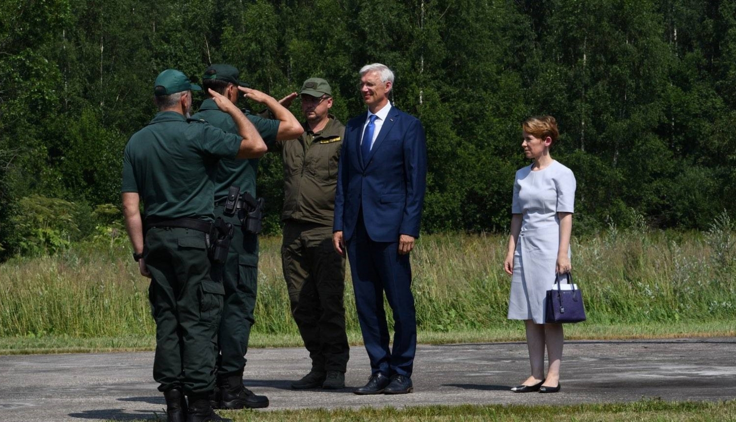 Kariņš un Golubeva ierobas Latvijas austrumu robežā pie robežsardzes amatpersonām