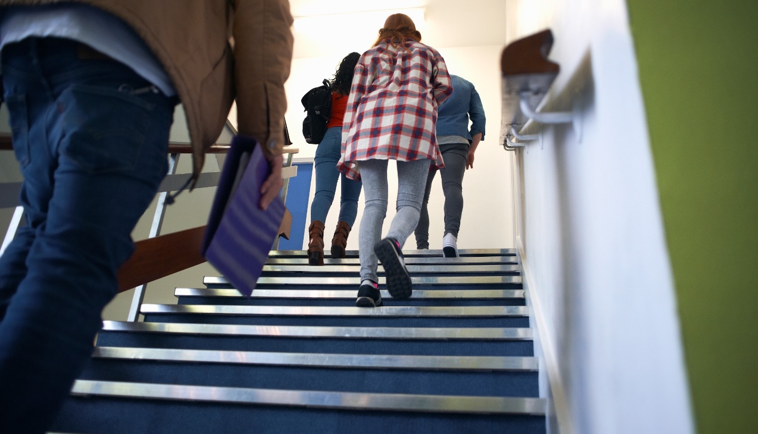 Skolēni skolā kāpj augšā pa kāpnēm