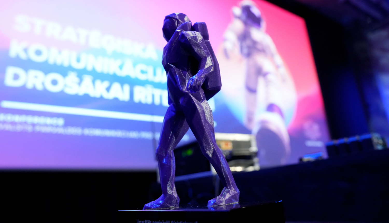 Konferences “Stratēģiskā komunikācija drošākai rītdienai 2025” apbalvojums - kosmonauta statuete