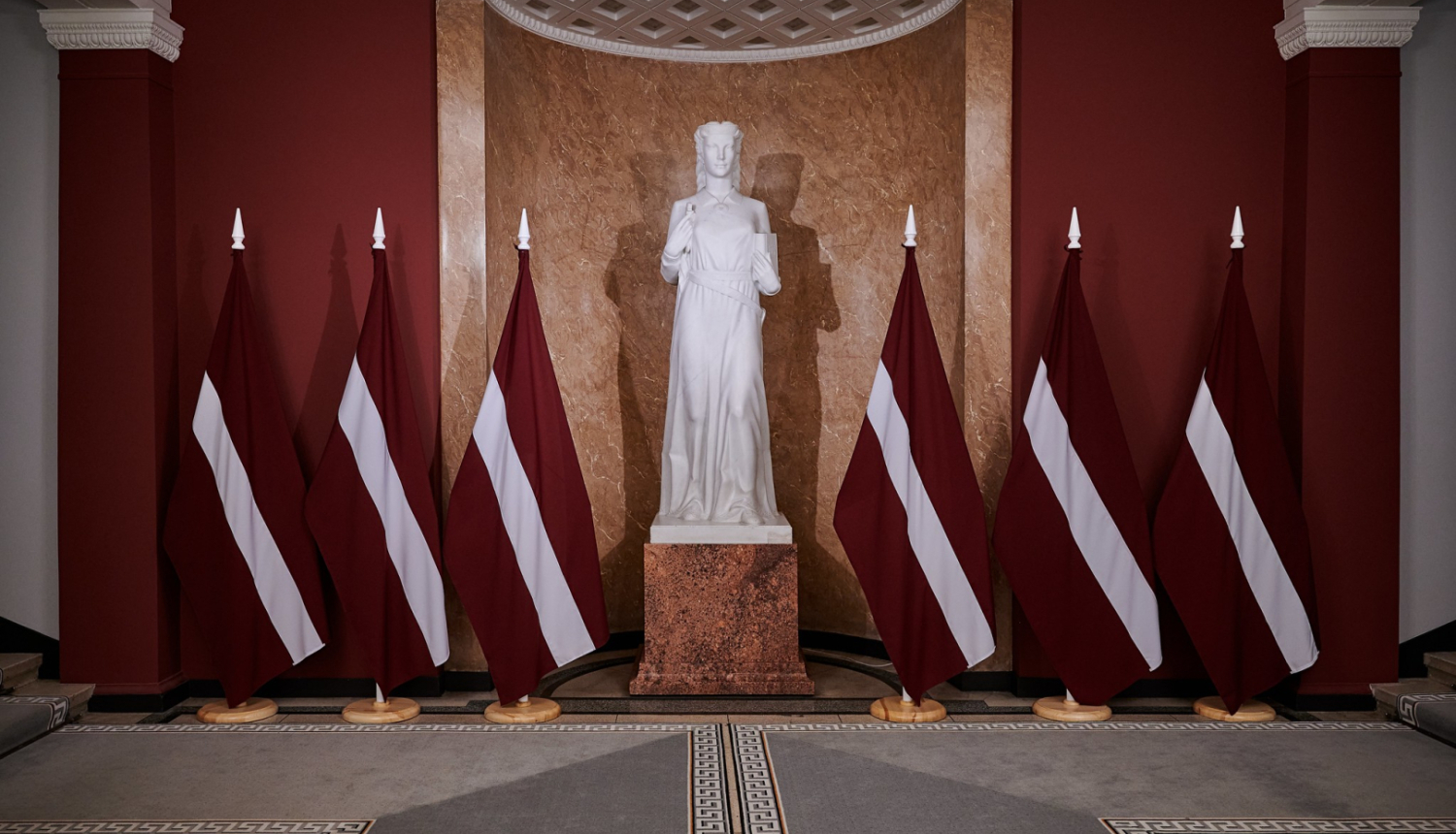 Temīdas statuja ar Latvijas karogiem abās pusēs Ministru kabineta vestibilā