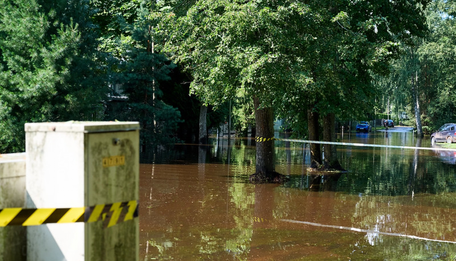 Foto: Vētras postījumi Jūrmalā. Applūdusi iela.