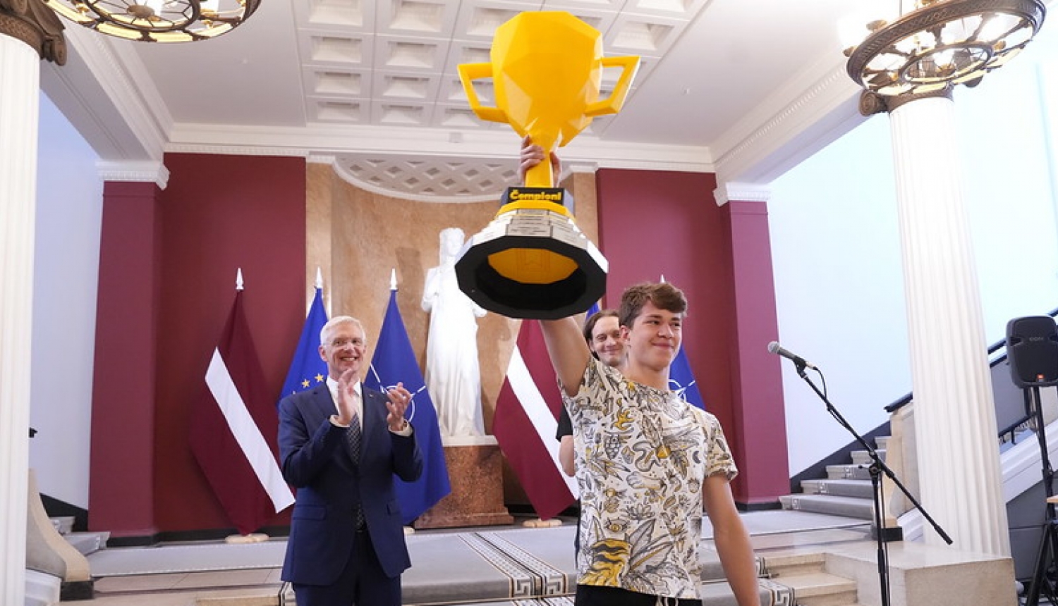 Ministru prezidents Krišjānis Kariņš sveic ta “Zelta Zivtiņas Čempionāta” “Grand Prix” balvas ieguvējus – Rīgas 2.ģimnāzijas 10.e klasi. 