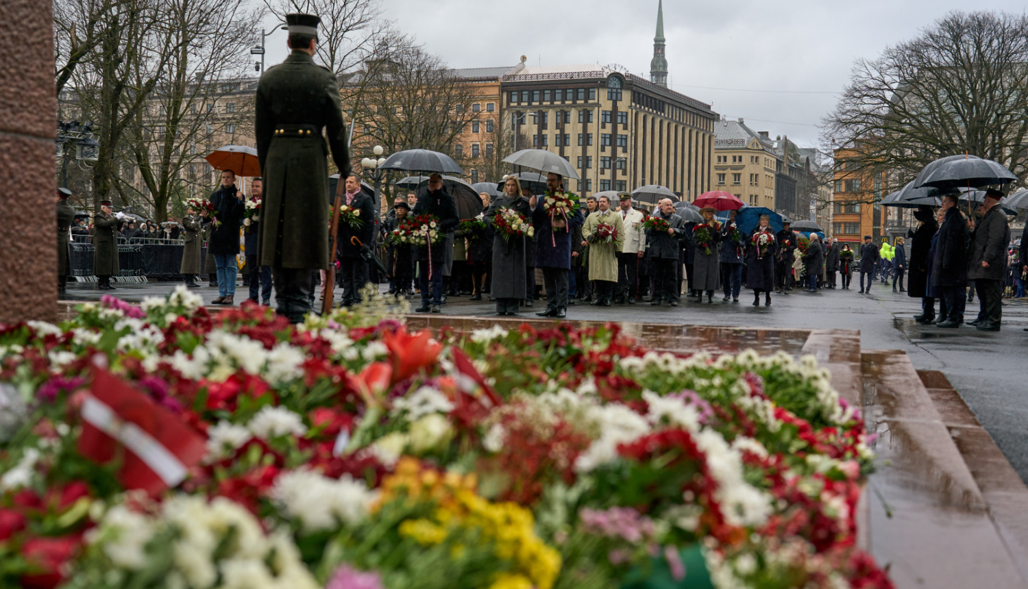 Ziedi pie Brīvības pieminekļa