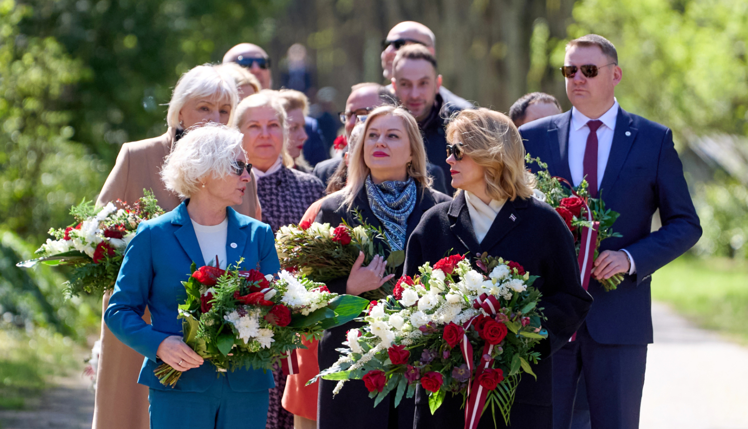 Ministru prezidente Evika Siliņa, Saeimas priekšsēdētāja Daiga Mieriņa un citas valsts amatpersonas dodas nolikt ziedus J. Čakstes atdusas vietā