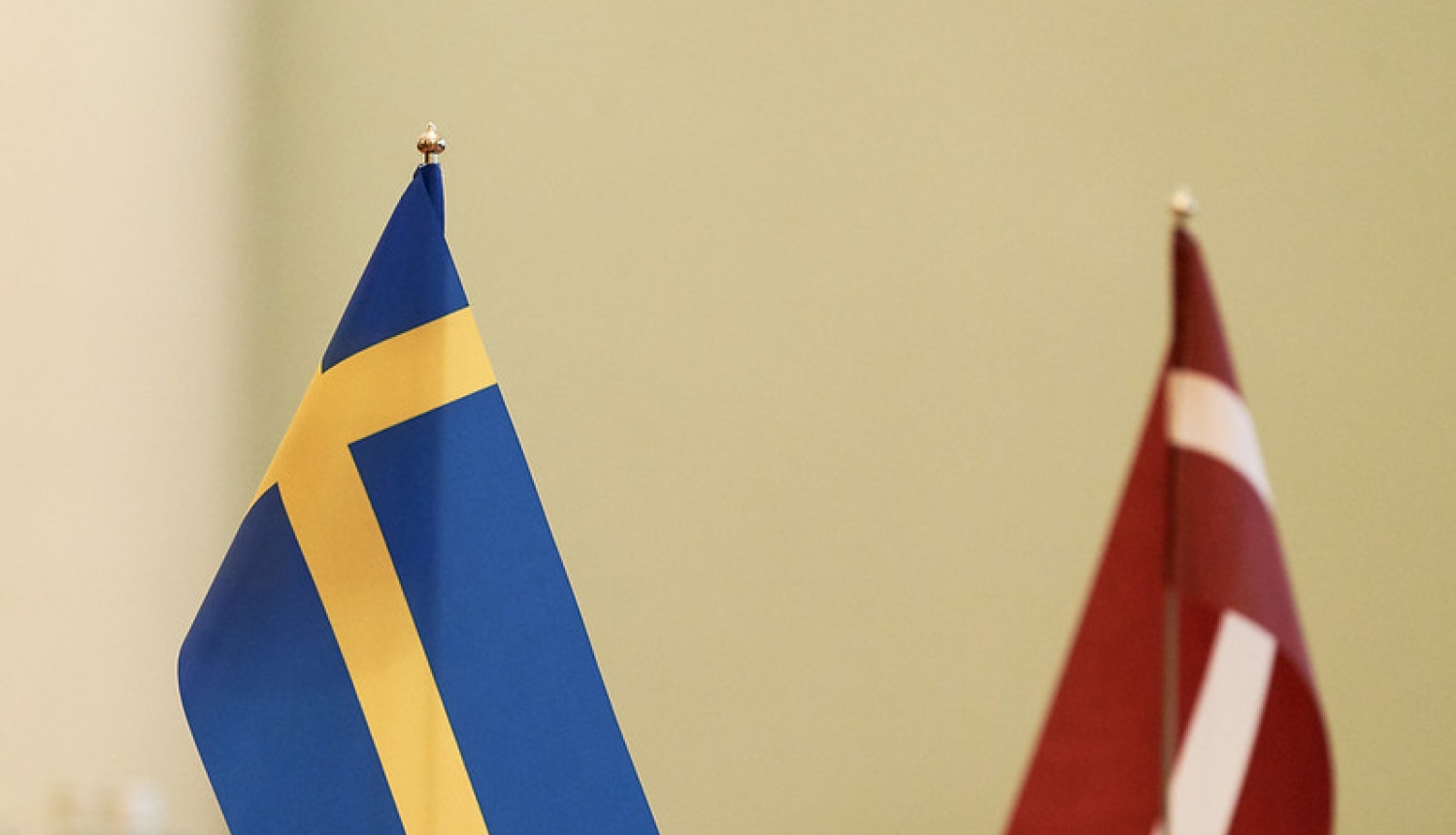 Zviedrijas un Latvijas karogi