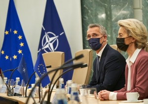 Eiropas Komisijas priekšsēdētāja Urzula fon der Leiena un NATO ģenerālsekretārs Jenss Stoltenbergs 